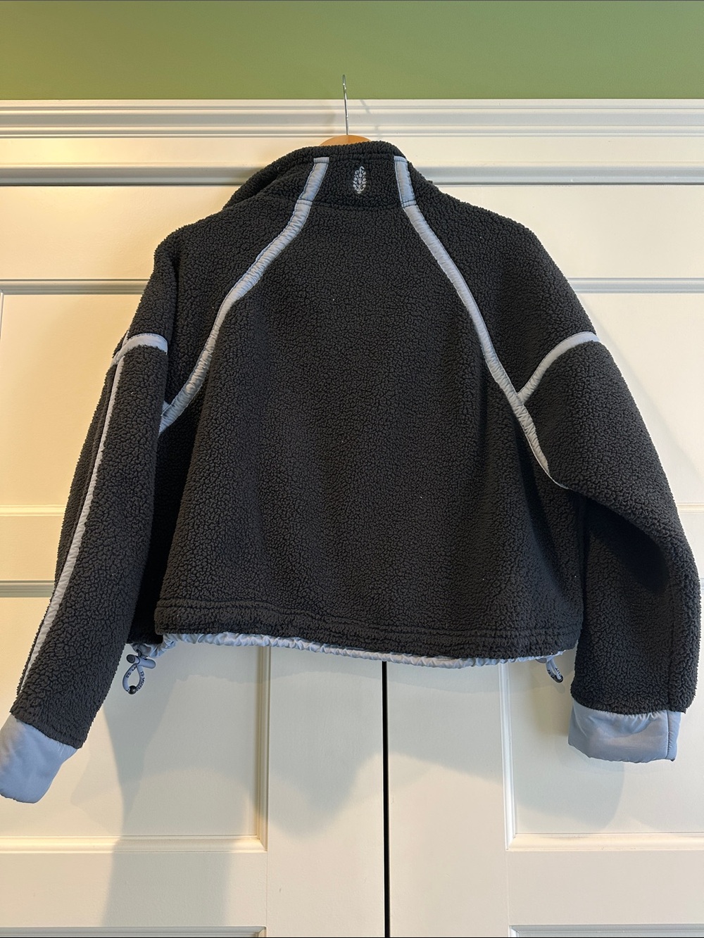 Free People Movement Navy Sherpa Half-Zip cropped Jacket with Light blue Trim - Picture 6 of 7